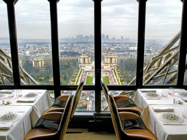 Điểm nhấn đầu tiên của Jules Verne chính là khung cảnh mà thực khách có thể quan sát qua những ô cửa bằng kính. Nằm trên tháp Eiffei, nhà hàng là một trong những nơi sang trọng và nổi tiếng bậc nhất ở Paris.