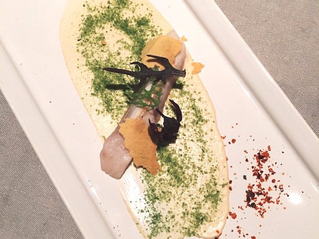 Bữa tối thường được bắt đầu với món khai vị nhẹ nhàng. Một trong những món hải sản khai vị từng được phục vụ tại nhà hàng.