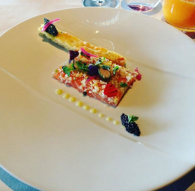 Chúng được đưa ra lần lượt dựa theo mức độ cầu kỳ. Món đơn giản ra trước, món phức tạp ra sau.