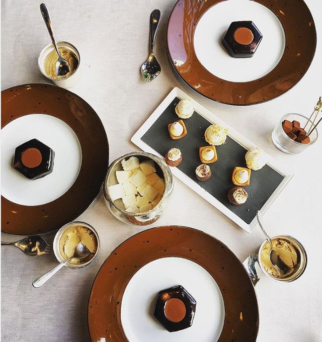 Hai món ăn cuối cùng của bữa tiệc là đồ tráng miệng ngọt.