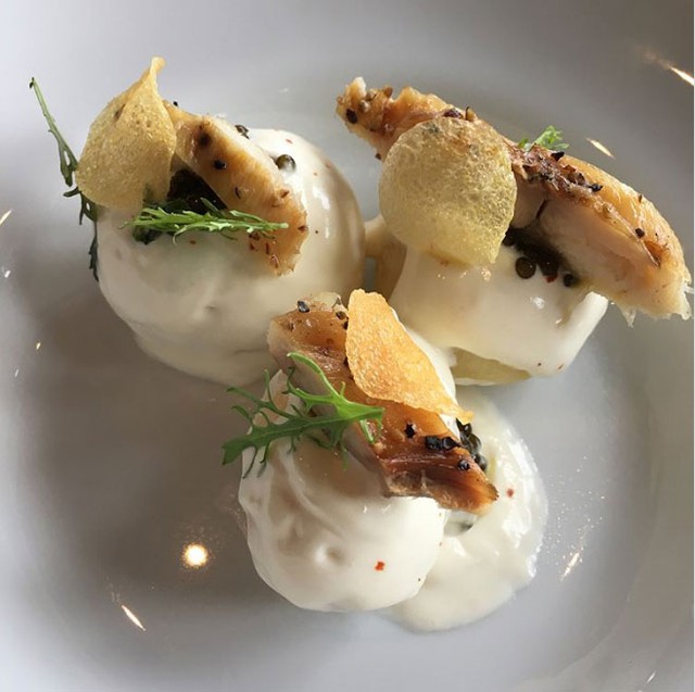 Với khách hàng dùng bữa trưa, họ được phục vụ với thực đơn 3 món có giá 120 USD.